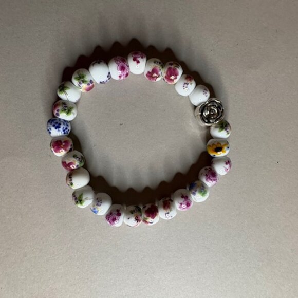 Four delicate stretch bracelets made of ceramic beads - Picture 3 of 6